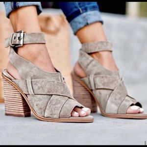 Marc Fisher LTD Valen taupe sandal sz 9 like new